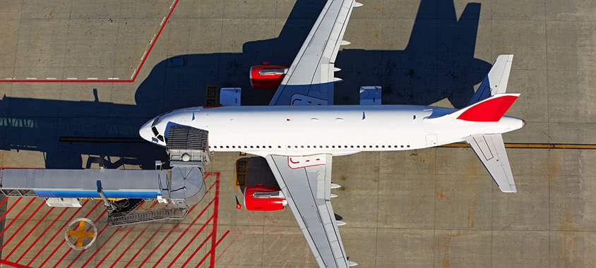 Flugzeug steht am Boden Flugzeug steht am Boden